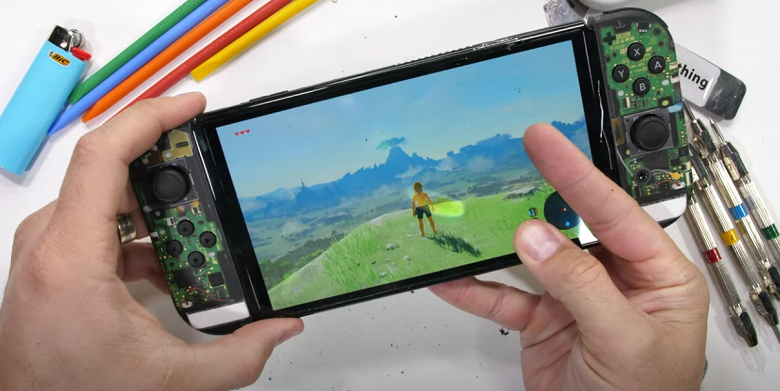 Nintendo Switch OLED царапают, жгут и пытаются сломать. Консоль прошла испытания блогера JerryRigEverything&nbsp;